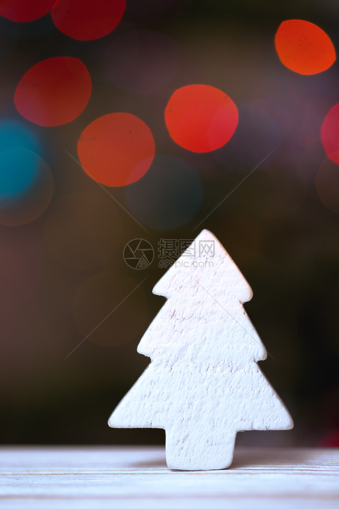 圣诞卡白树和背景中的蛋图片