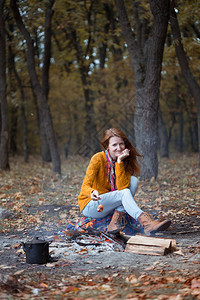 女孩在秋天森林野餐图片