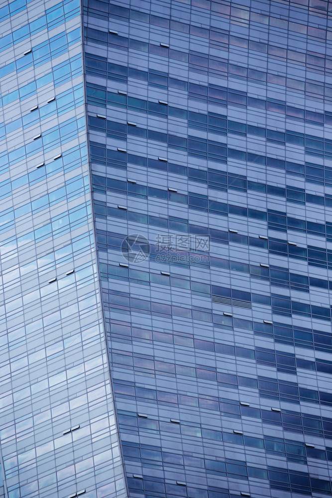 在野战和中在背景下摩天大楼的外表图片