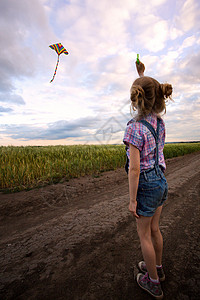 在田里放风筝的小女孩图片
