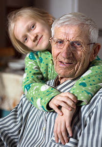 微笑的老人和曾孙女肖像背景图片
