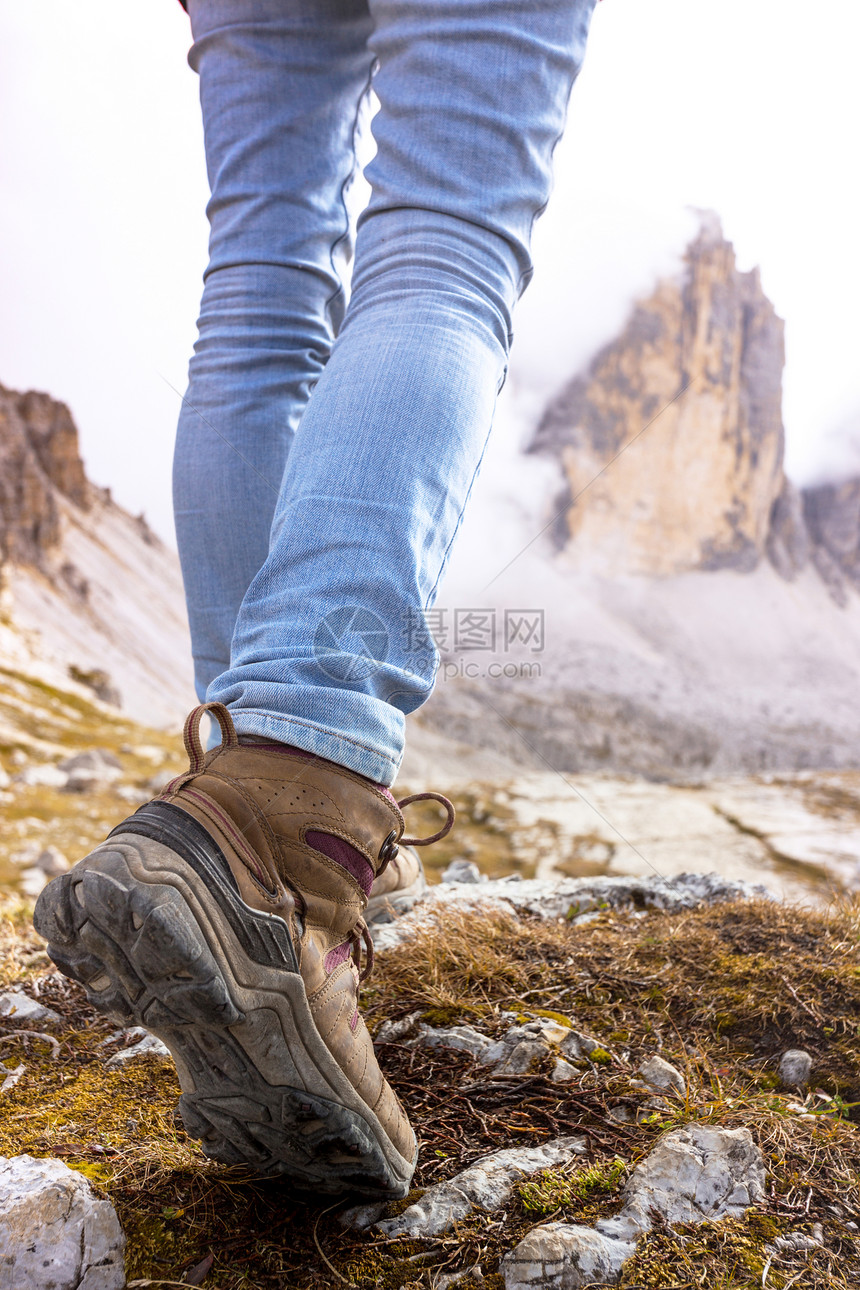 近距离登山靴旅游者走在小路上图片