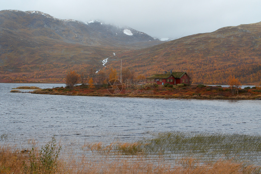 位于湖岸边的挪威木屋图片