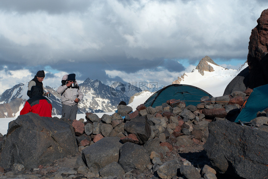 在山营帐篷附近休息的徒步旅行者图片