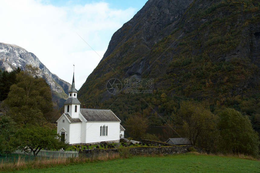 传统挪威木教堂背景有蓝云天空图片