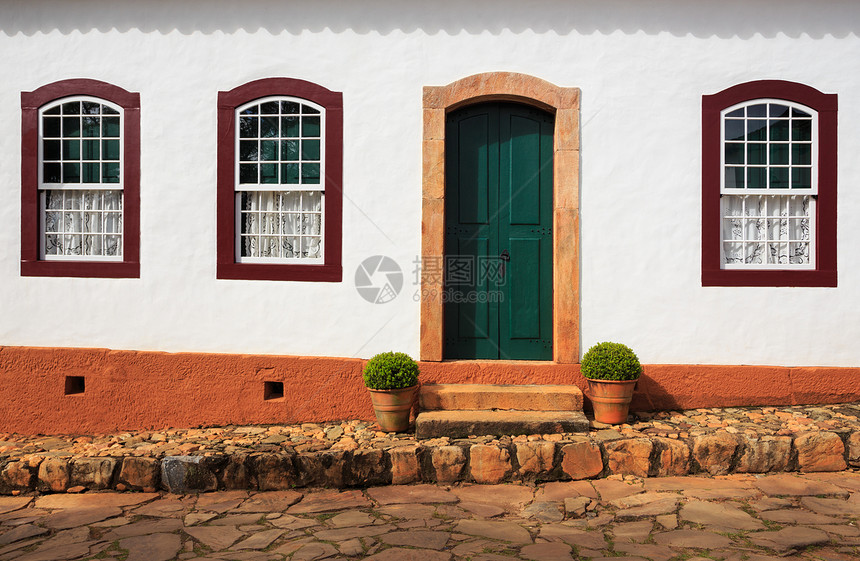 位于巴西布拉齐尔的农村传统住宅的亮彩色外表图片