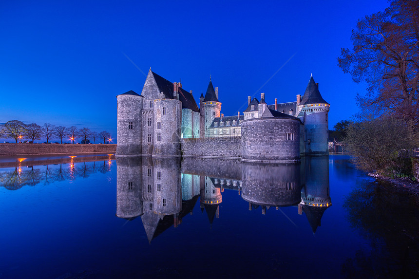 2019年著名的中世纪城堡在夜里洛瓦尔河谷弗朗茨古堡从14世纪末开始也是中世纪堡垒的典型例子蓝色时段图片