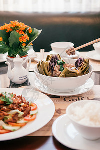 2014年6febDaltVienam使用筷子拾起来自青菜汤的猪排和炒肉菜背景