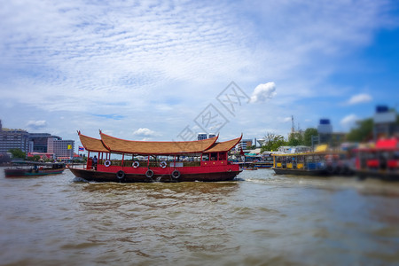 泰国曼谷湄南河上的船只湄南河曼谷泰国图片