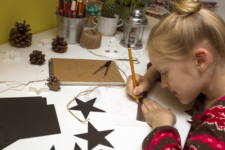 圣诞装饰小女孩在绘画图片