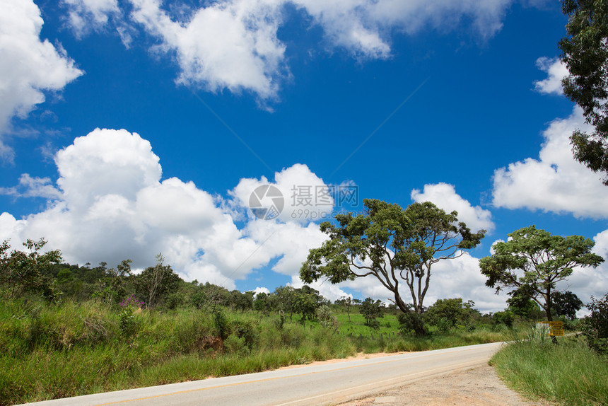 阳光明媚的阴云天空无布拉齐利亚公路图片