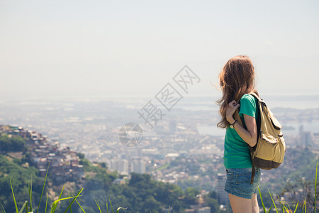 背着背包看里约城市风光的女游客高清图片