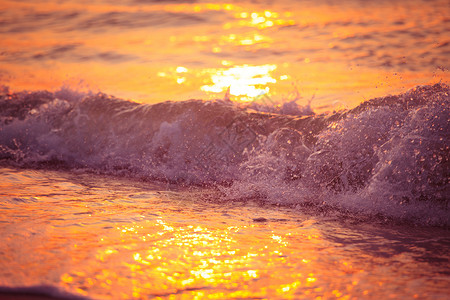 海浪在日落的光线下抽象背景图片