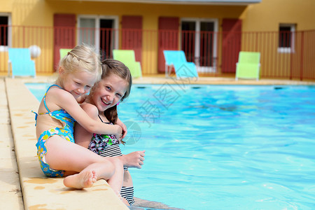 两个小女孩在露天游泳池图片