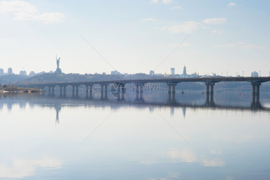 以帕顿桥和库伊夫市天际乌克兰图片