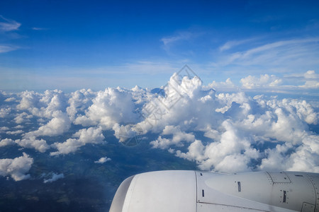 飞机在云层上空的飞行图片