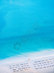 白色沙滩的空中观察Turqoise蓝海有滩床和警卫塔abudh自然景观背景图片