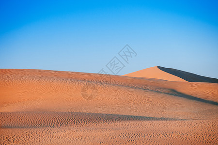 夜光明亮天空晴朗的alWthb沙漠中空的异国沙丘风景背景图片