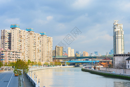 上海沿河岸的建筑图片