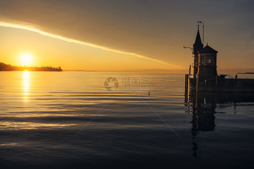 清晨在湖中康斯坦兹和一座小灯塔上日出在德国康斯坦兹的水湖中反射风景平息图片