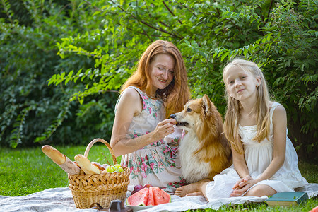 妈女儿和狗在野餐上合唱团高清图片
