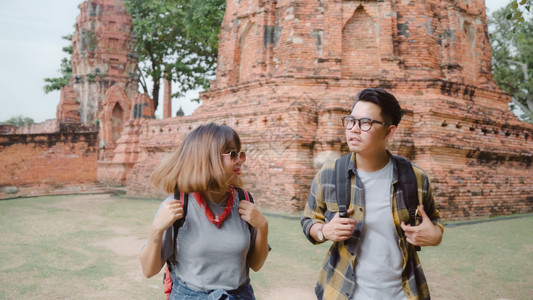 在传统城市的令人惊叹地标上享受旅途蜜月高清图片素材