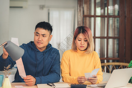 女和男一起做文书工作在线纳税图片