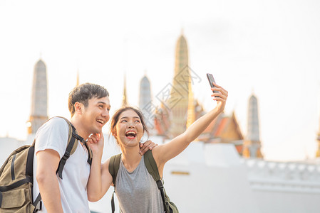 在外旅行的情侣用手机自拍图片