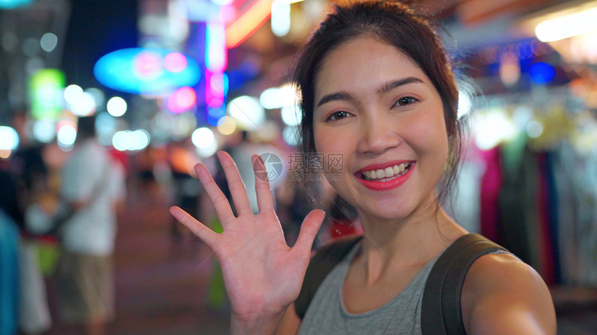 女孩在泰国用手机拍摄旅行照片图片