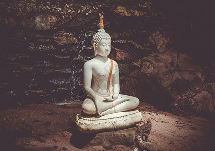 丛林中的白布达雕像瓦吉昂马伊泰王国的白布达雕像高清图片