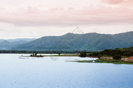 夏日温暖的天空PrachubkirKan泰王国图片