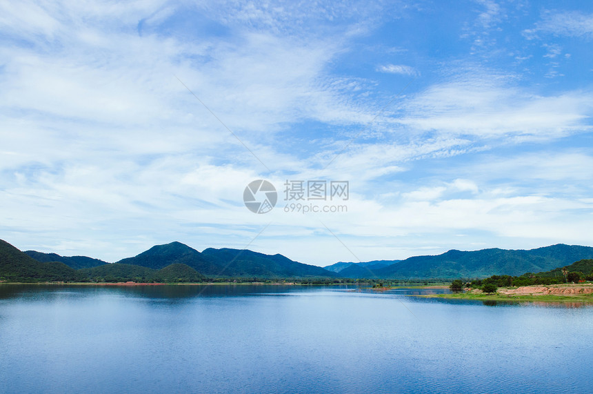含夏日天空的YangChum水保护堤坝的蓝湖PrachubKirkan泰王国图片