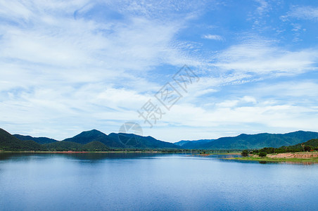 含夏日天空的YangChum水保护堤坝的蓝湖PrachubKirkan泰王国背景图片