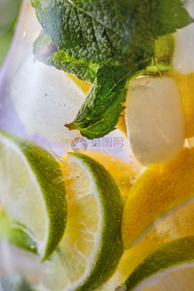 冷饮或非酒精的夏季饮料喝柠檬和及薄荷叶图片
