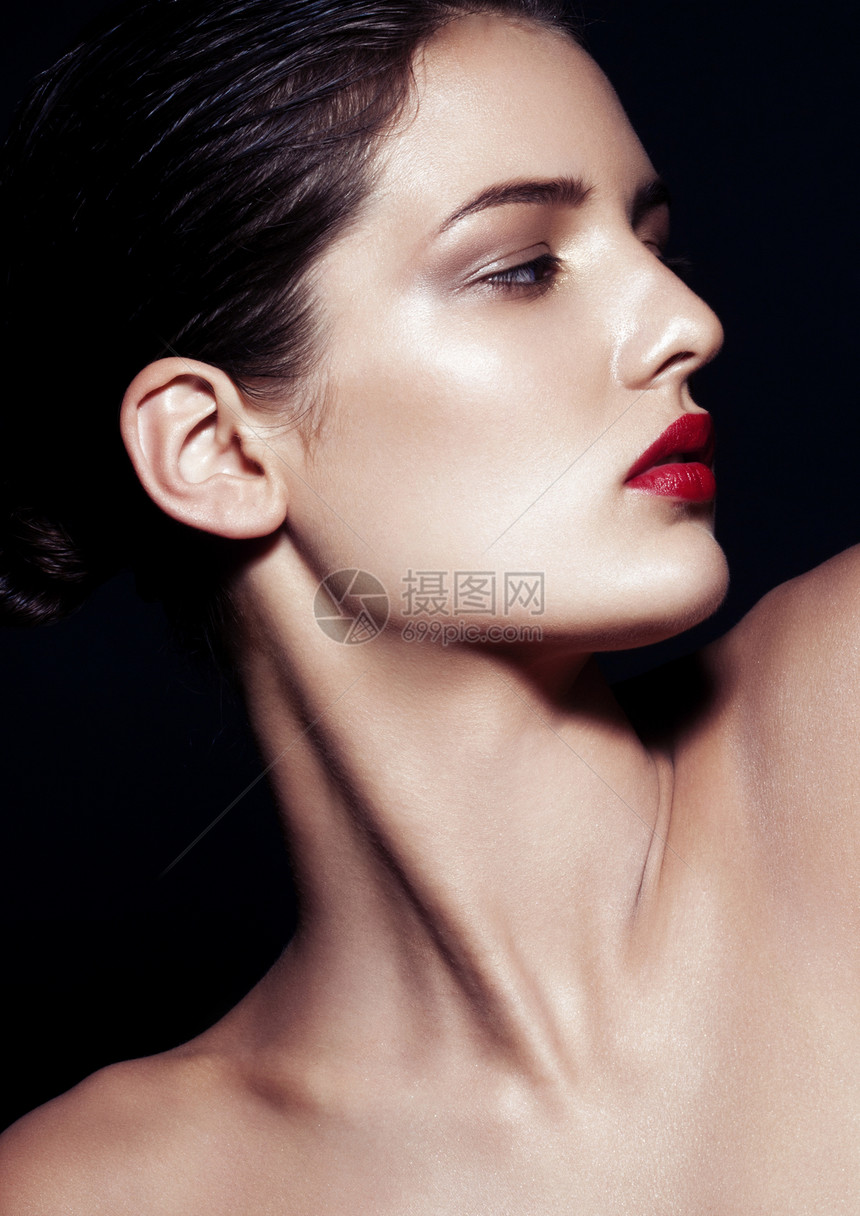美容化妆时装模型黑色背景上印有红唇图工作室硬光深黑阴影图片