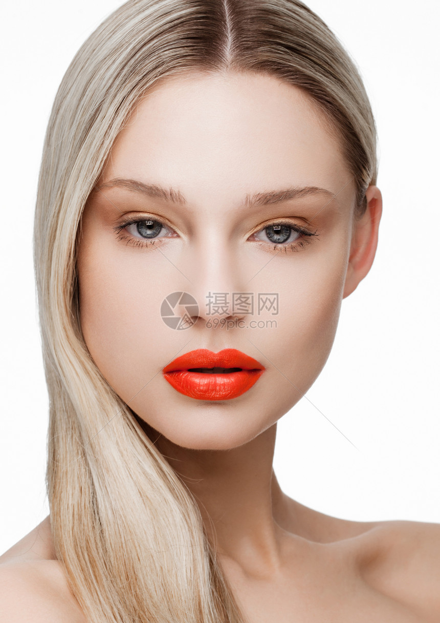 美时装模特肖像有闪亮的金发型白背景有红圆嘴唇图片