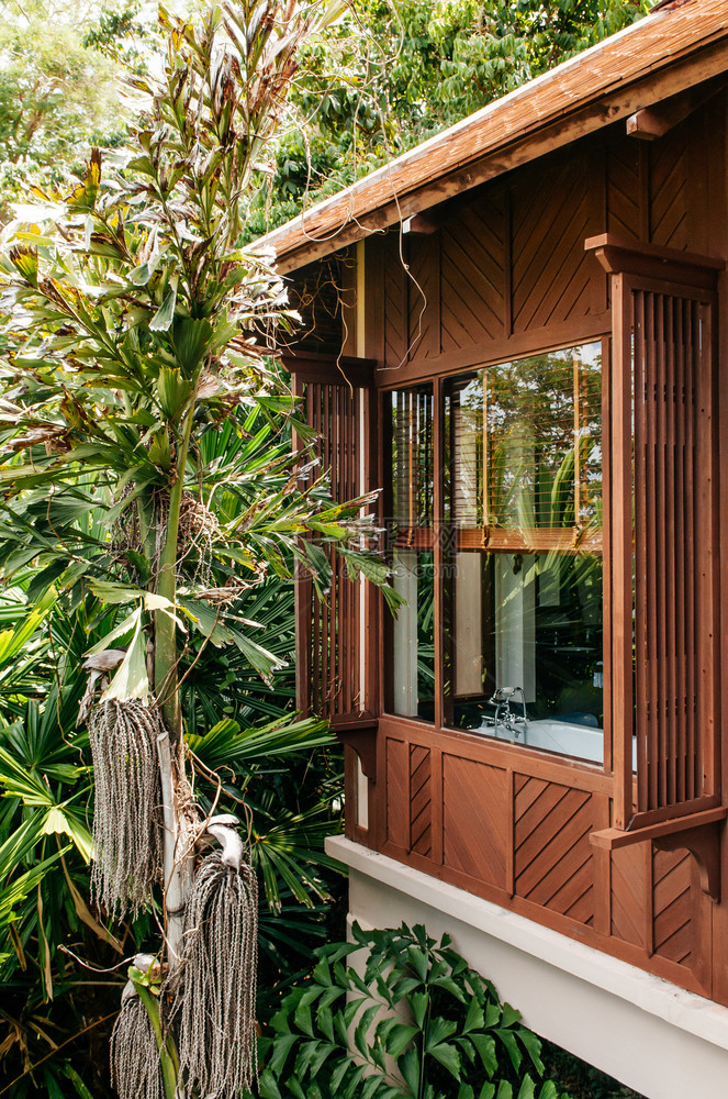 2014年5月日泰王国Krabi泰王国亚里安豪华风格的酒店浴室配有热带花园窗户亚里安热带度假村风格的室内装饰图片