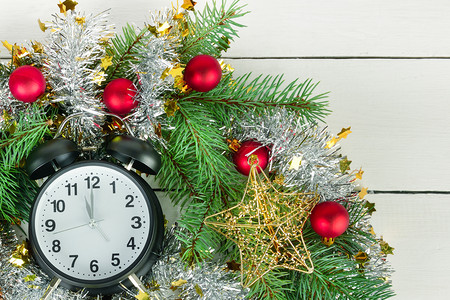 圣诞节或新年装饰品圣诞花环fir树枝时钟和明球平躺顶楼图片