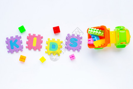 彩色儿童玩具与字母儿童拼图块白色背景图片