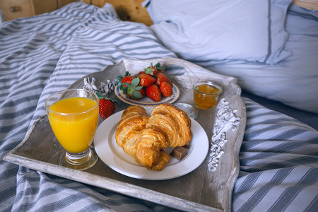 草莓和羊角面包早餐图片
