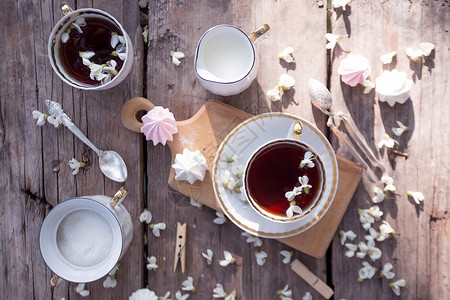 一杯茶蛋白和木本底的鲜花高清图片