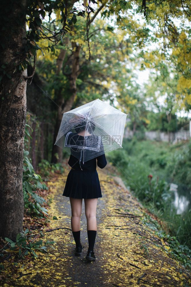 学生雨中摄影写真图片