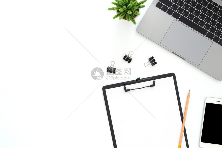 工作空间办公桌的顶层上面有笔记本电脑话铅笔空白剪贴板和色背景顶层视图上面有复制空间平面摄影图片
