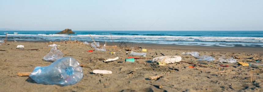 满是垃圾的海滩景观满是垃圾的肮脏海滩景观图片