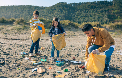 志愿者清理沙滩的垃圾图片