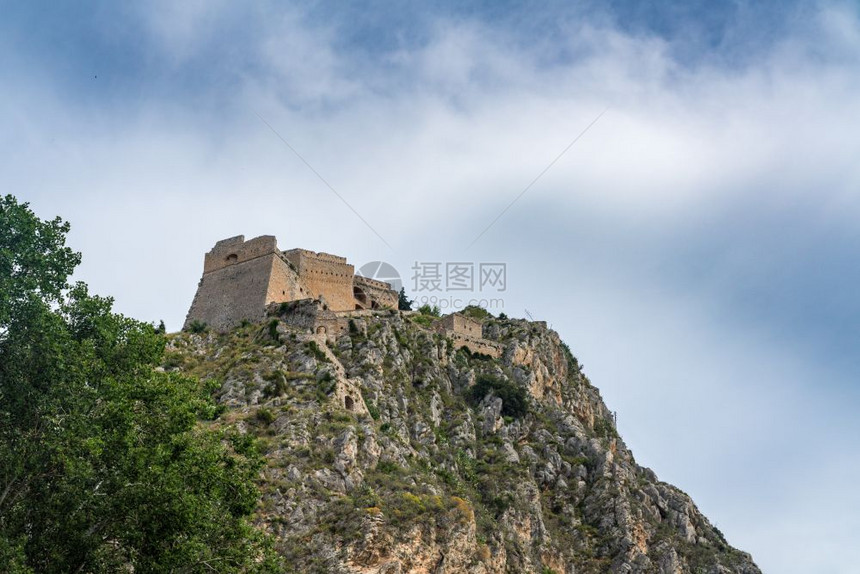 古希腊纳夫普利奥市上方的巴拉米迪山峰堡垒图片