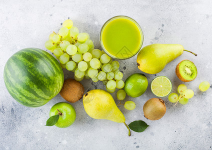 一堆西瓜葡萄玻璃新鲜的冰淇淋有机的绿色果实放在石头厨房桌底梨子和葡萄有柠檬苹果背景