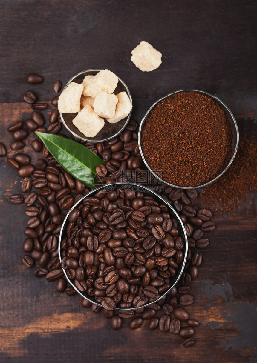 含地粉和甘蔗糖块的新鲜有机咖啡豆图片