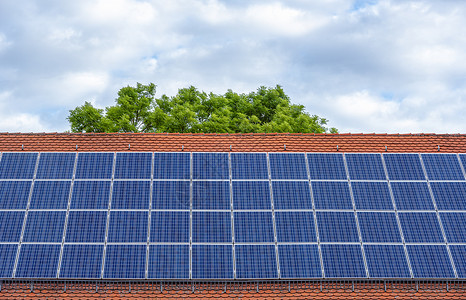 安装在德国住房屋顶上的太阳能系统背景图片