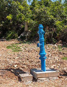 克罗地亚乡村公路上新安装的蓝色消防栓克罗地亚新安装的蓝色消防栓图片